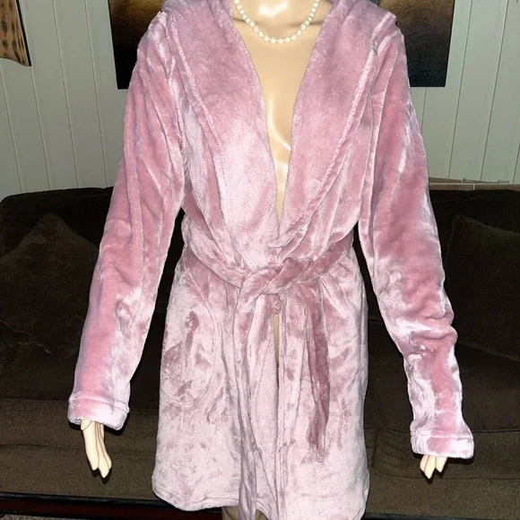 UGG ~ Women’s Size Large ~ Pink ~ Soft Plush ~ Robe W/ Hood